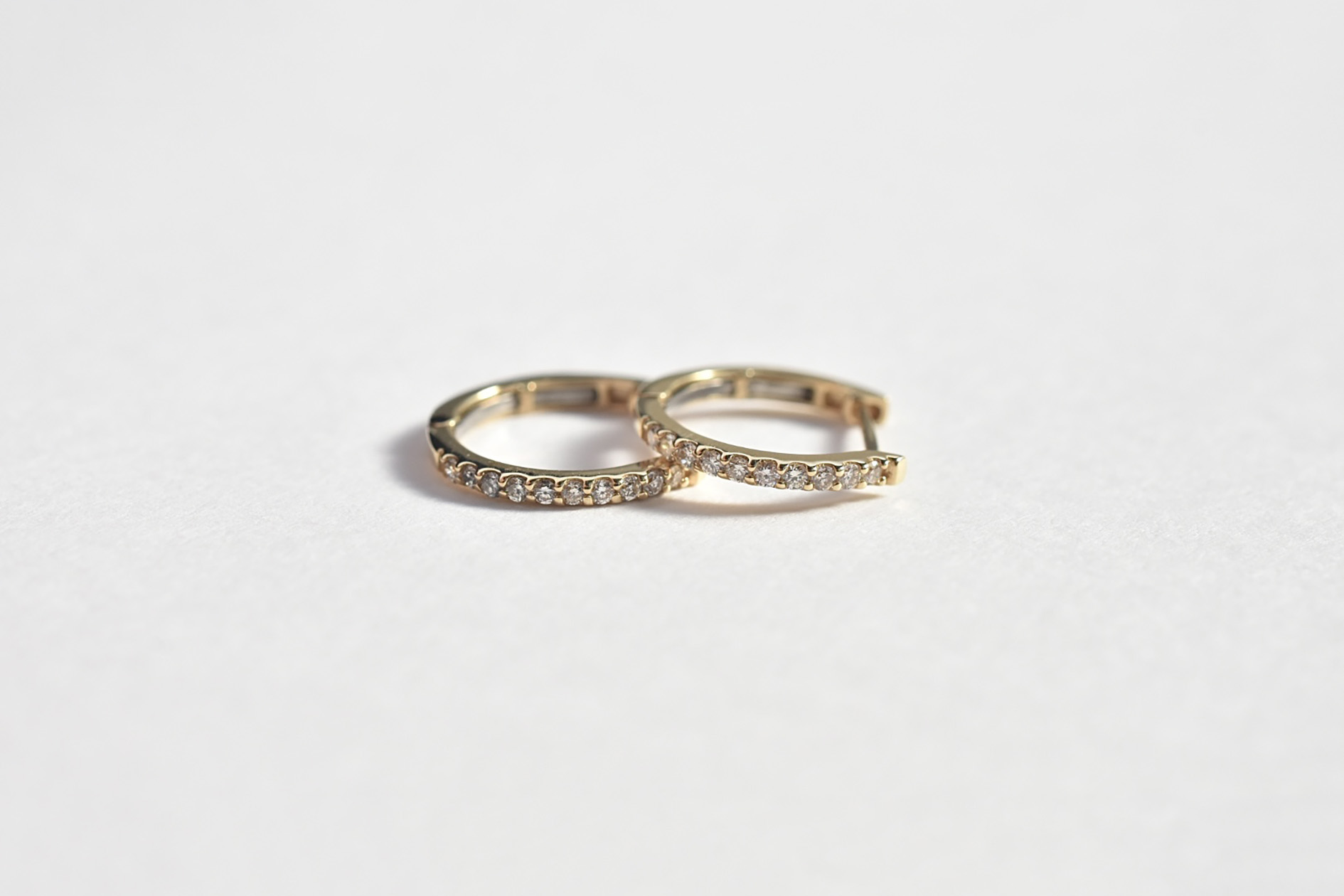 K18バネダイヤモンドフープピアス0.1ct (2)